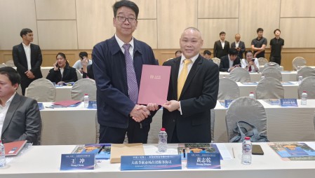 大禹节水集团党委书记王冲参加在泰国曼谷举办的中国（甘肃）—泰国经贸合作推介会，并在甘肃省省长任振鹤、泰国商务部部长披猜·那立塔潘等参会领导见证下，与泰国中华总商会签订合作协议。