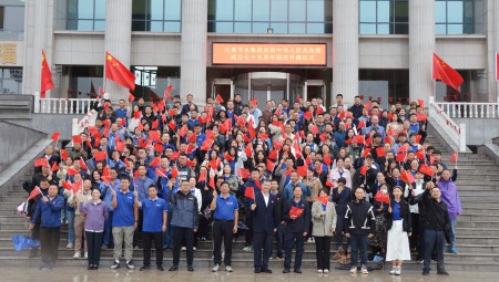 大禹节水集团在天津举行庆祝中华人民共和国成立75周年升国旗仪式。